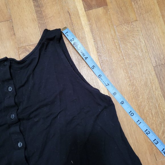 5/$15 Women's sleeveless blouse - Picture 7 of 8